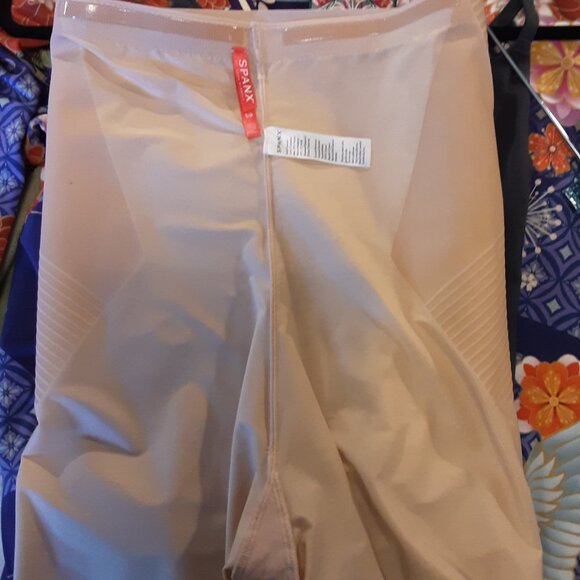 Spanx Invisible Shaping High Waisted, Mid-Thigh Short, Beige Small - Picture 7 of 10